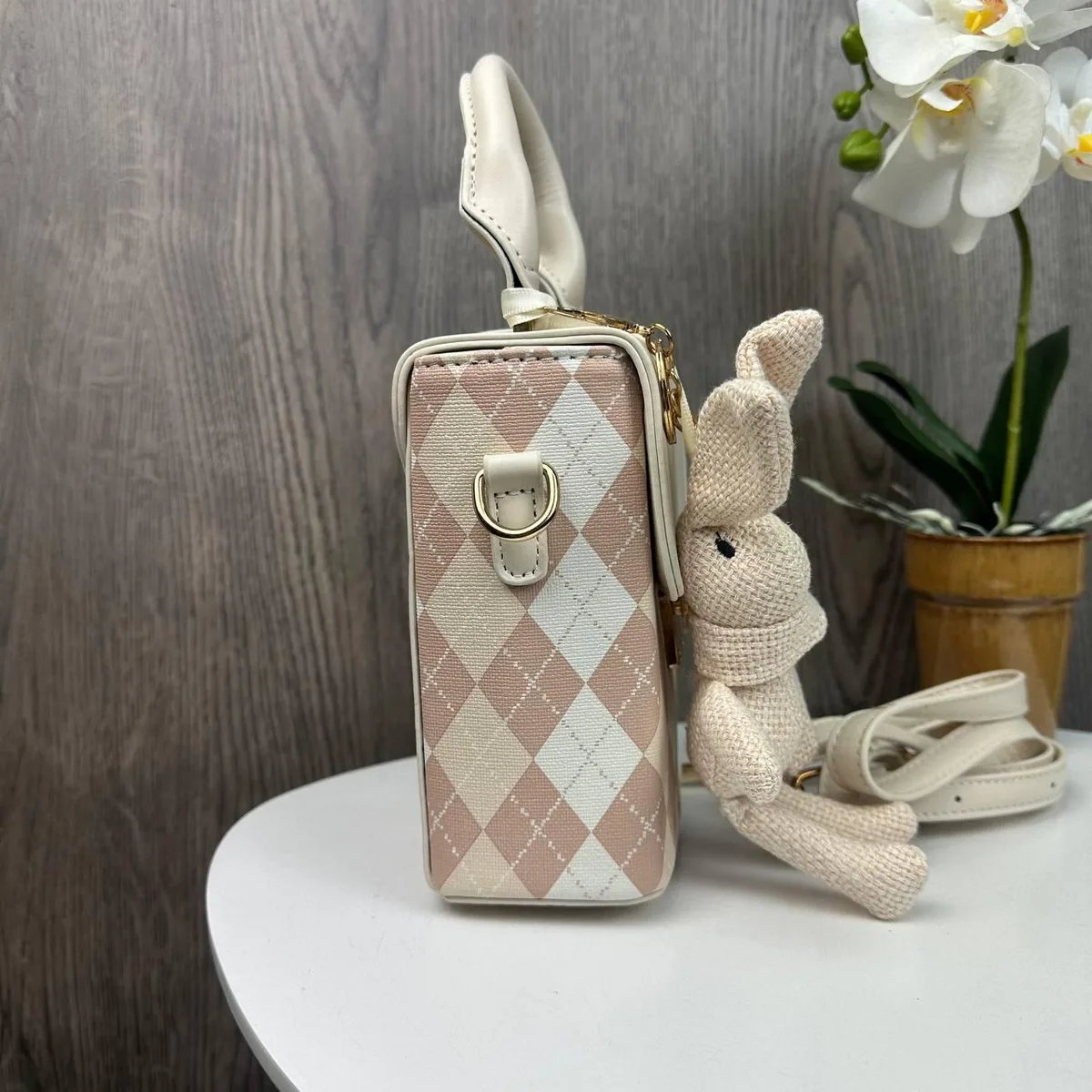 Маленька дитяча сумочка з брелоком зайчика екошкіра 14,5х16,5х8 см біла