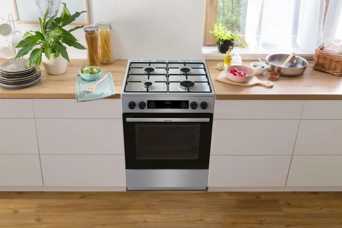 Комбінована плита Gorenje, 71 л, 60x60 см, з дисплеєм, емальованими решітками, програматором IconLed та нержавіючої сталі.