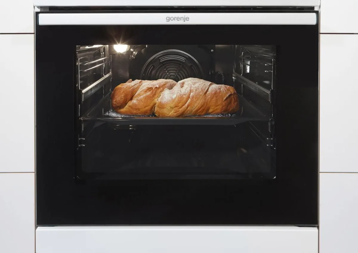 Комбінована плита Gorenje, 71 л, 60x60 см, з дисплеєм, емальованими решітками, програматором IconLed та нержавіючої сталі.