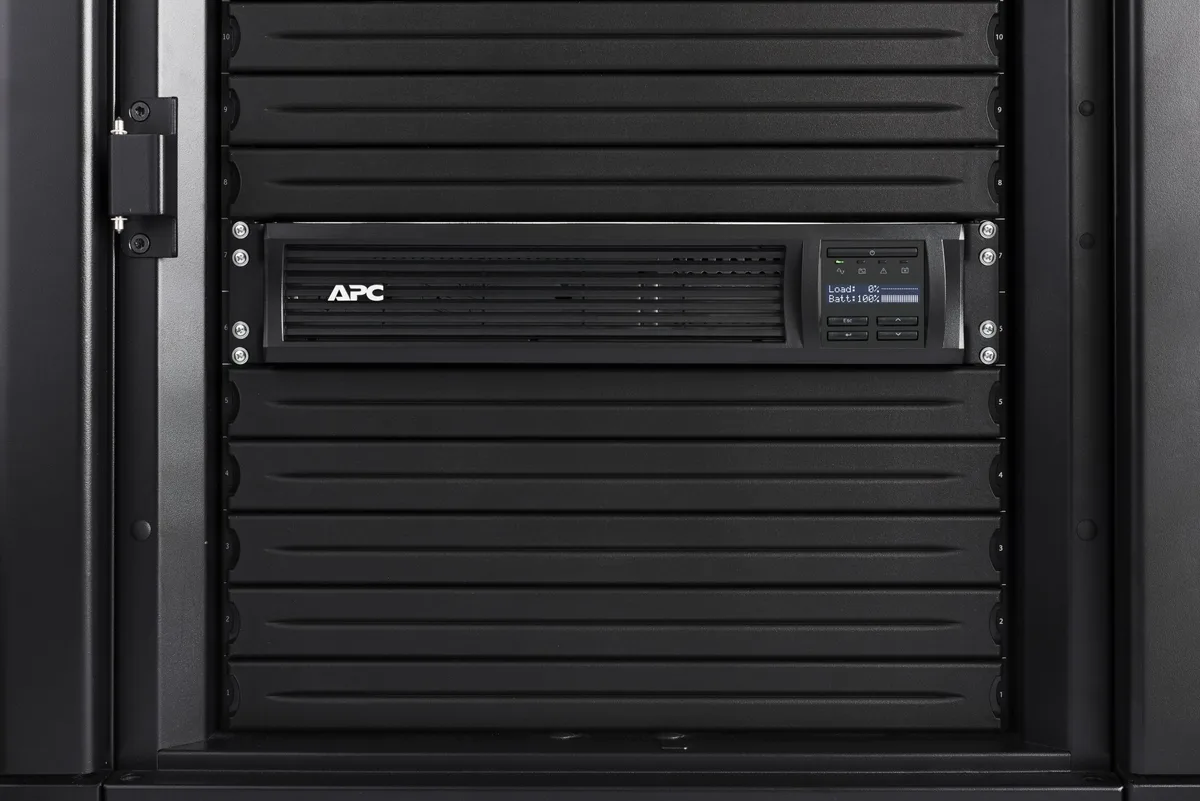 Джерело безперебійного живлення APC 2200VA лінійно інтерактивне 2U чорне
