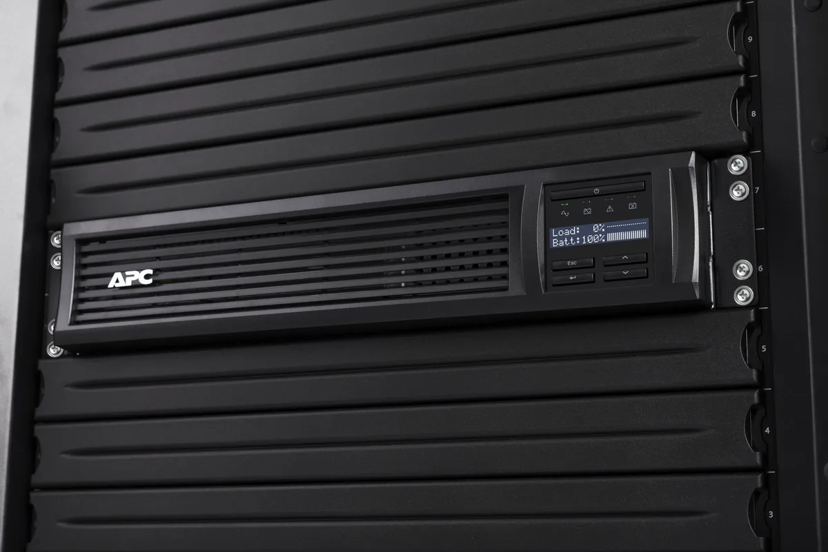 Джерело безперебійного живлення APC 2200VA лінійно інтерактивне 2U чорне