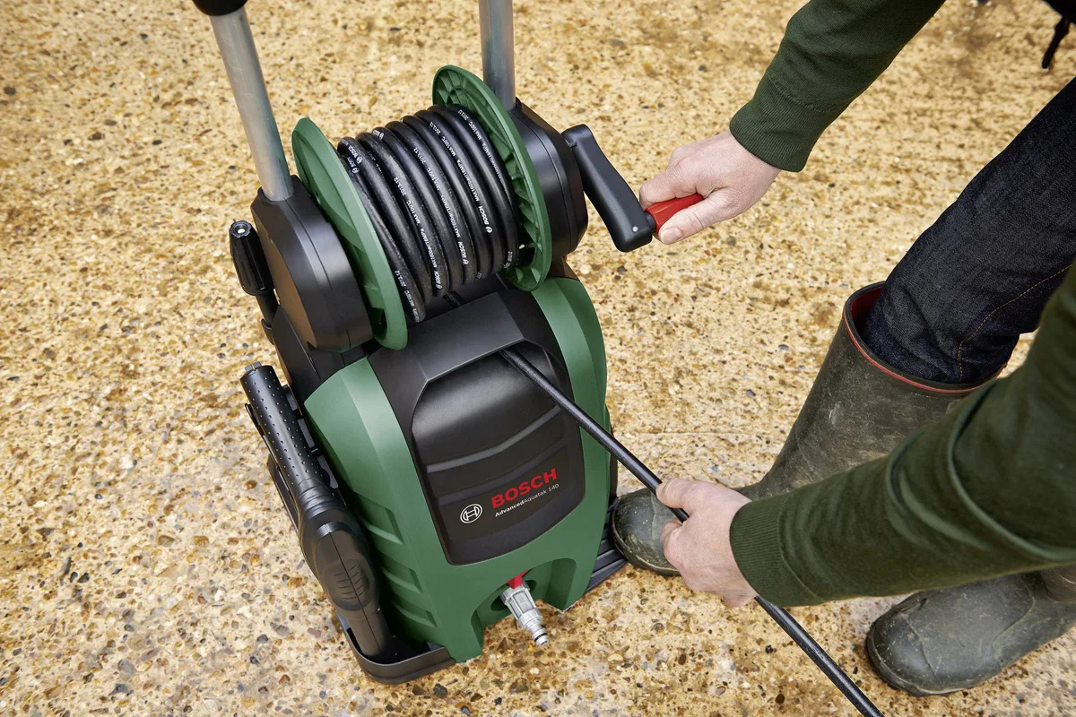 Високопродуктивна мийка під тиском Bosch Advanced Aquatak 140, 2100 Вт, 140 бар, 450 л/год, шланг 8 м, вага 17.6 кг.