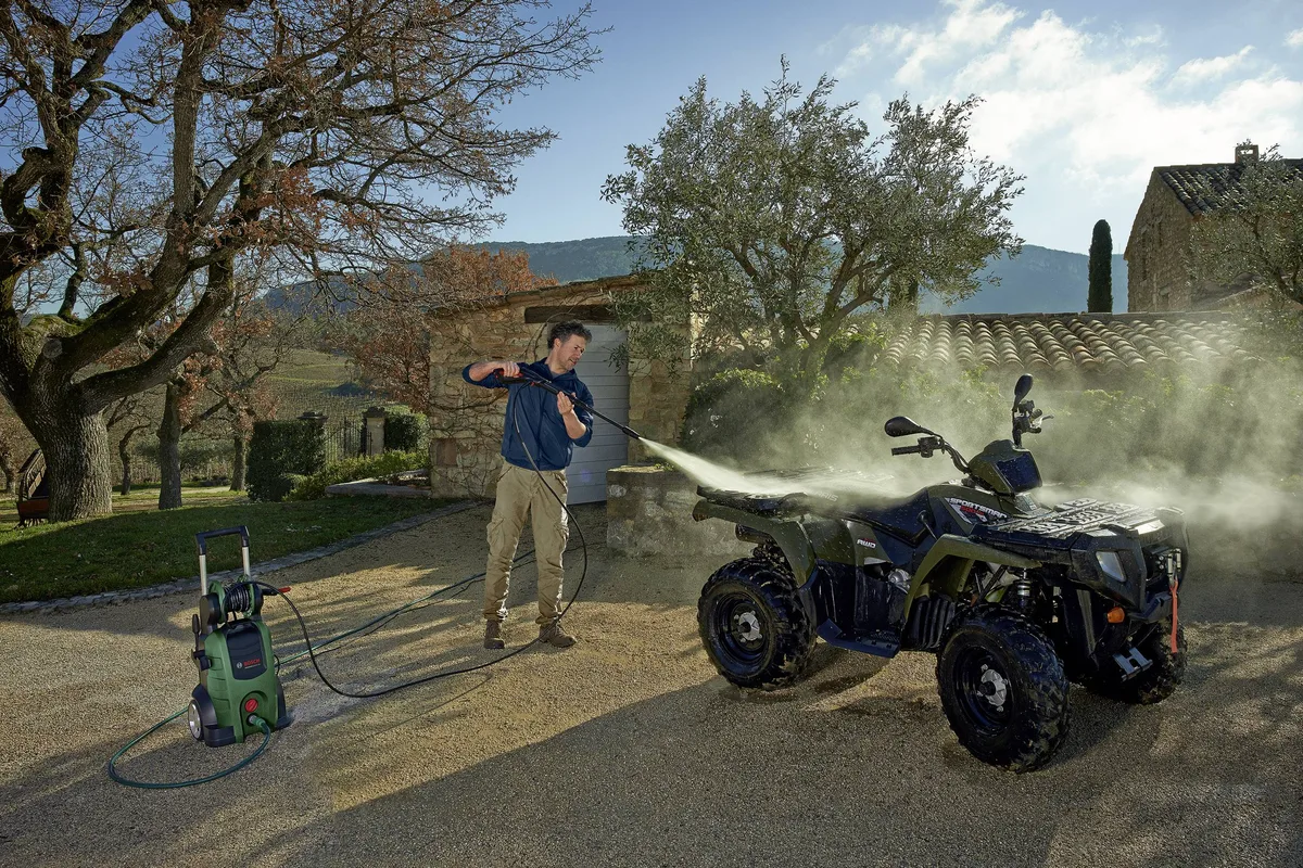 Високопродуктивна мийка під тиском Bosch Advanced Aquatak 140, 2100 Вт, 140 бар, 450 л/год, шланг 8 м, вага 17.6 кг.