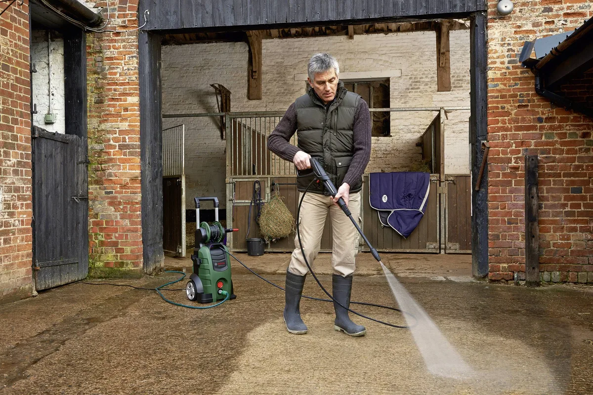 Високопродуктивна мийка під тиском Bosch Advanced Aquatak 140, 2100 Вт, 140 бар, 450 л/год, шланг 8 м, вага 17.6 кг.