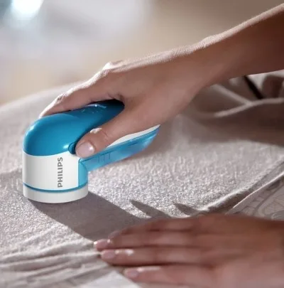 Прилад для усунення катишків Philips, 8800 обертів на хвилину, велика площа лез, 2xAA батареї в комплекті, блакитного кольору.