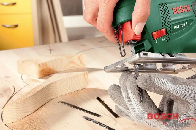 Електролобзик Bosch PST 700E, 500Вт, 3100 об/хв, у комплекті з кейсом, вага 1.7 кг.