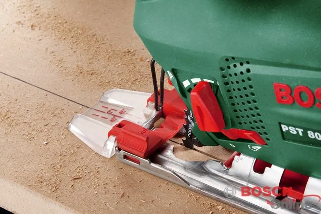 Електролобзик Bosch PST 700E, 500Вт, 3100 об/хв, у комплекті з кейсом, вага 1.7 кг.