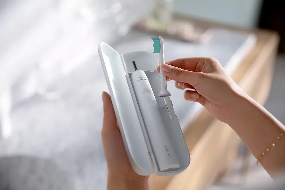Електрична зубна щітка Philips Sonicare 3100 Series, 31 тис. коливань/хв, 1 насадка, біла.