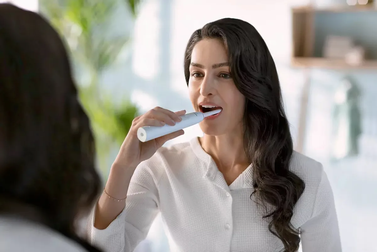 Електрична зубна щітка Philips Sonicare 3100 Series, 31 тис. коливань/хв, 1 насадка, біла.
