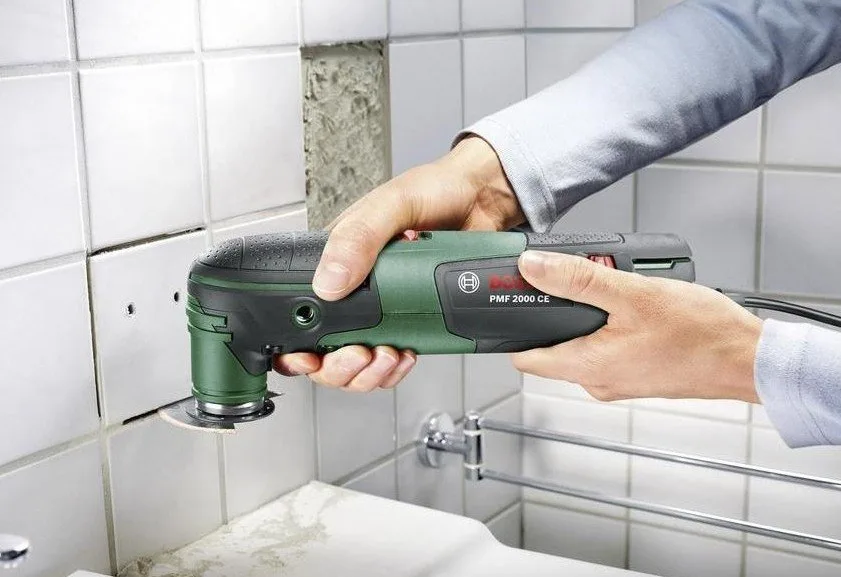 Акумуляторний реноватор Bosch PMF 2000 CE, потужність 300 Вт, 20000 об/хв, вага 1.1 кг, універсальний інструмент для ремонту.