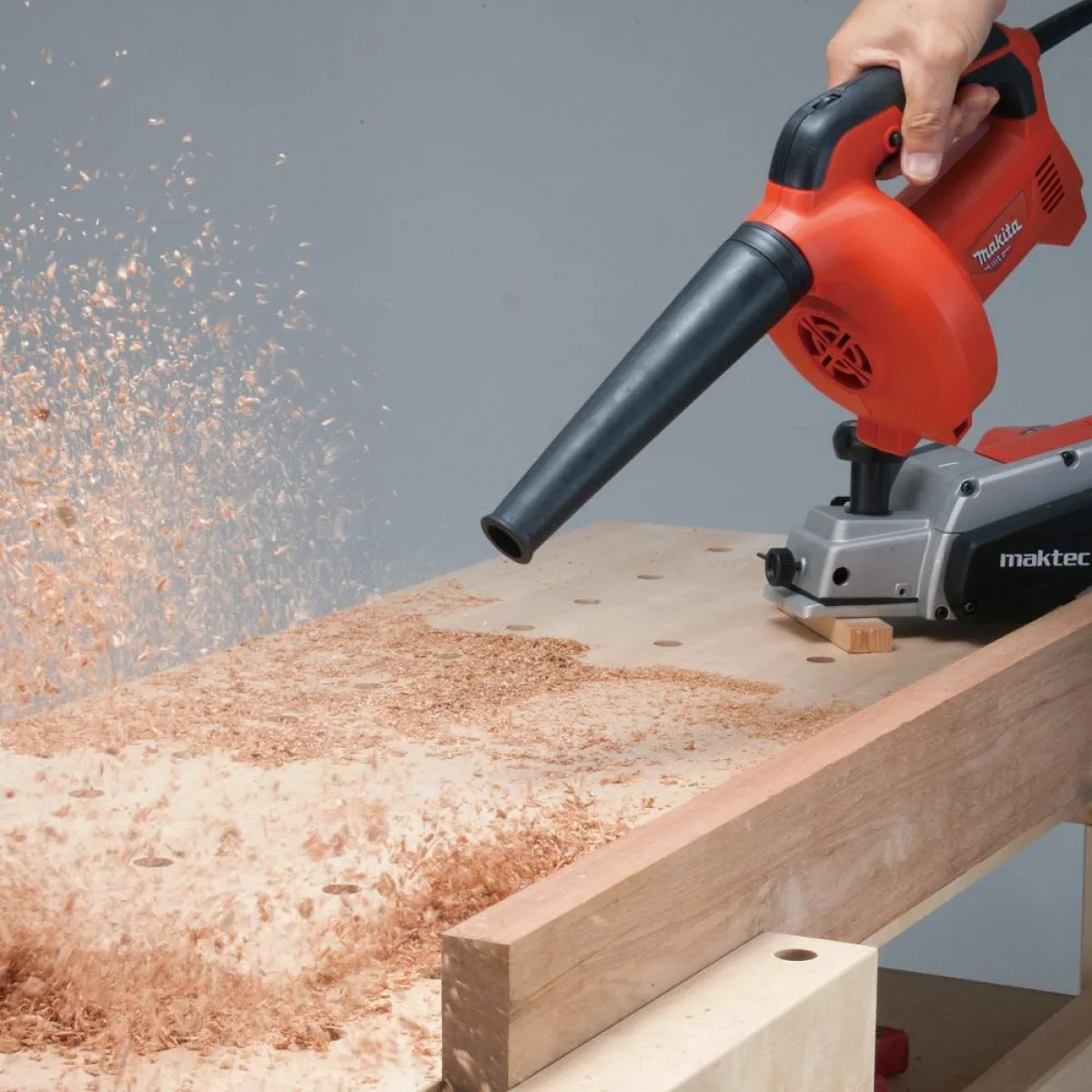 Садовий повітродув Makita M4000, 530 Вт, 174 куб. м/год, вага 1.5 кг.