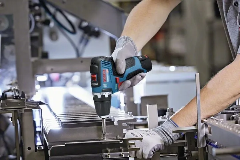 Акумуляторний шуруповерт Bosch Professional GSR 12V-35, 12В, 2x3.0А·год, 35Нм, 460·1750об/хв, з кейсом, вага 0.75кг.