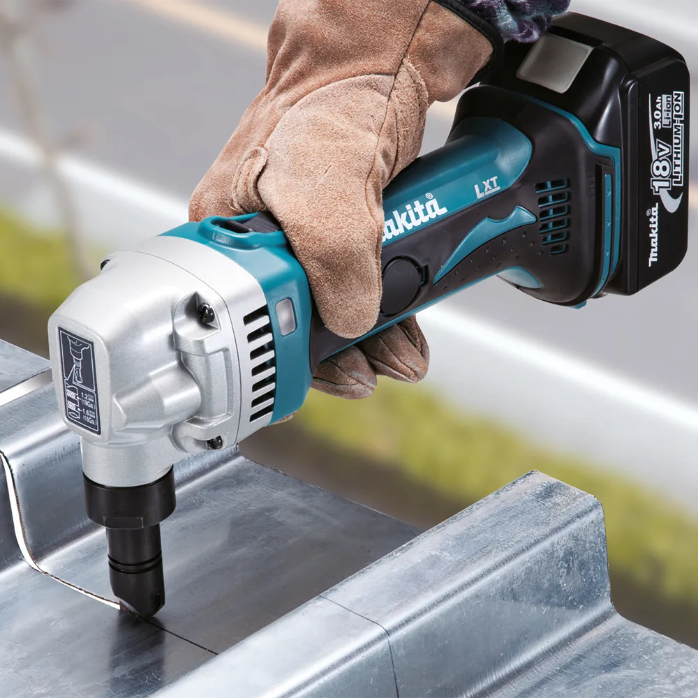 Акумуляторні висічні ножиці Makita DJN161Z LXT 18В, 1900 ходів/хв, для сталі до 1.6 мм, вага 2.2 кг, без акумулятора та зарядного