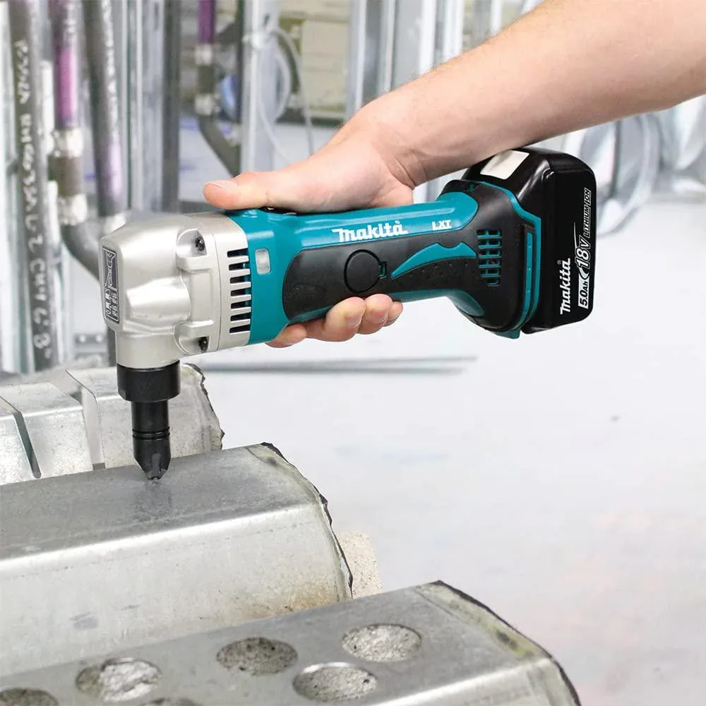 Акумуляторні висічні ножиці Makita DJN161Z LXT 18В, 1900 ходів/хв, для сталі до 1.6 мм, вага 2.2 кг, без акумулятора та зарядного