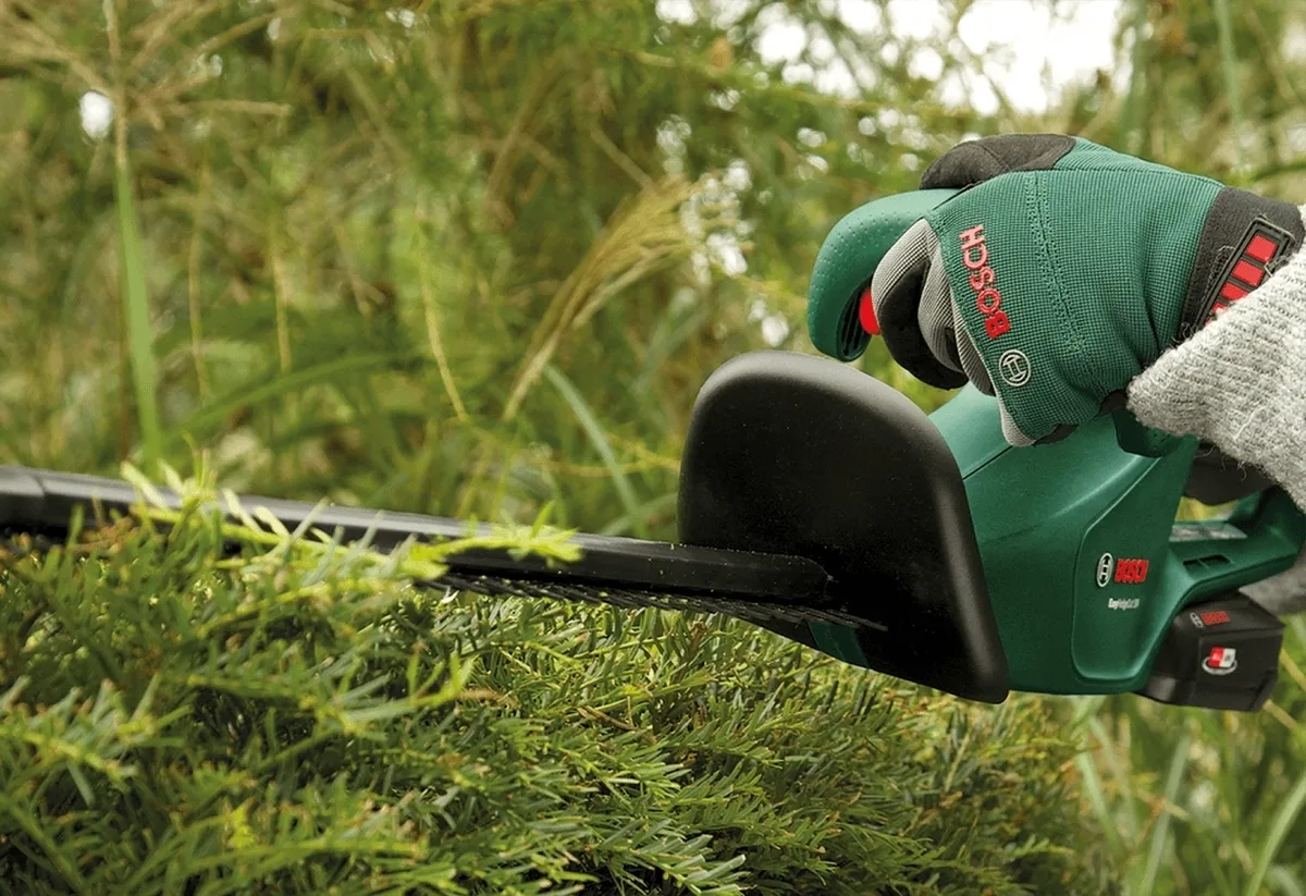 Аккумуляторный кусторез Bosch EasyHedgeCut 18V-52-13, 18В, длина лезвия 52 см, шаг реза 15 мм, вес 328 кг, без батареи и зарядного устройства