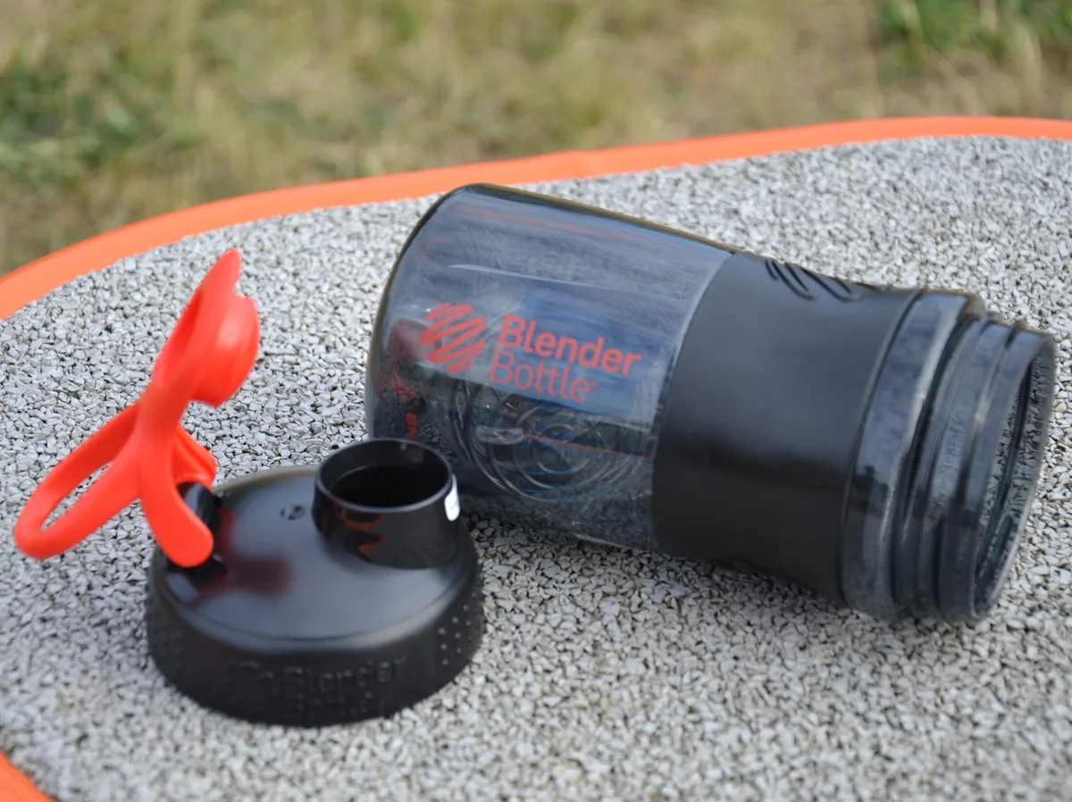 Шейкер BlenderBottle Tritan 590 мл Чорний Червоний