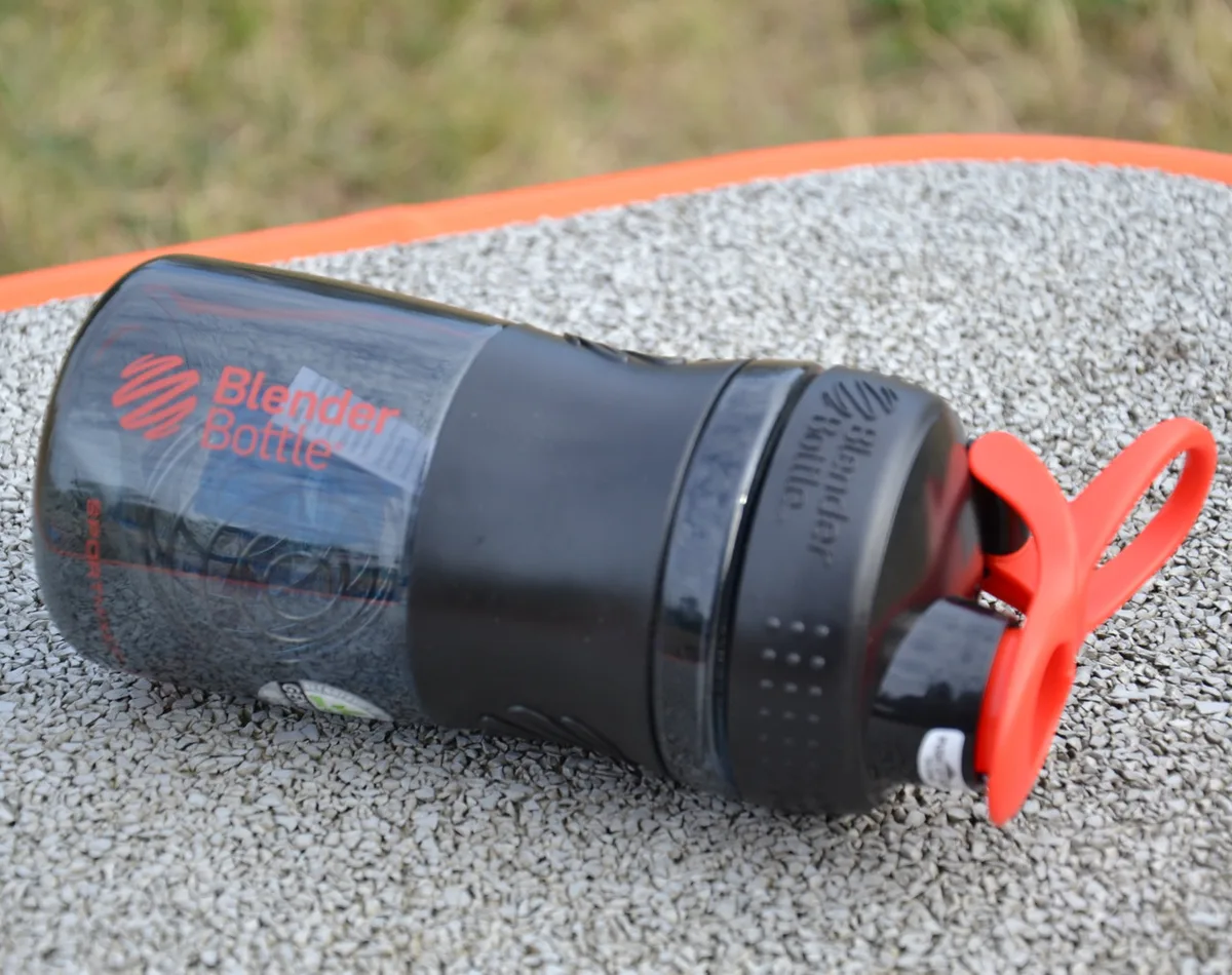Шейкер BlenderBottle Tritan 590 мл Чорний Червоний