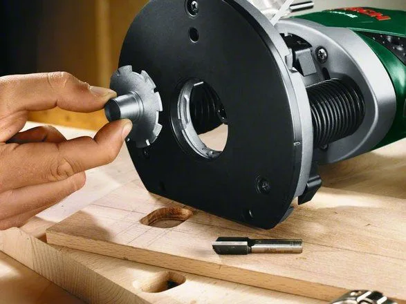 Фрезер Bosch POF 1200 AE, потужність 1200 Вт, цанга 6 і 8 мм, регулювання обертів 11000-28000 об/хв, вага 3 кг.