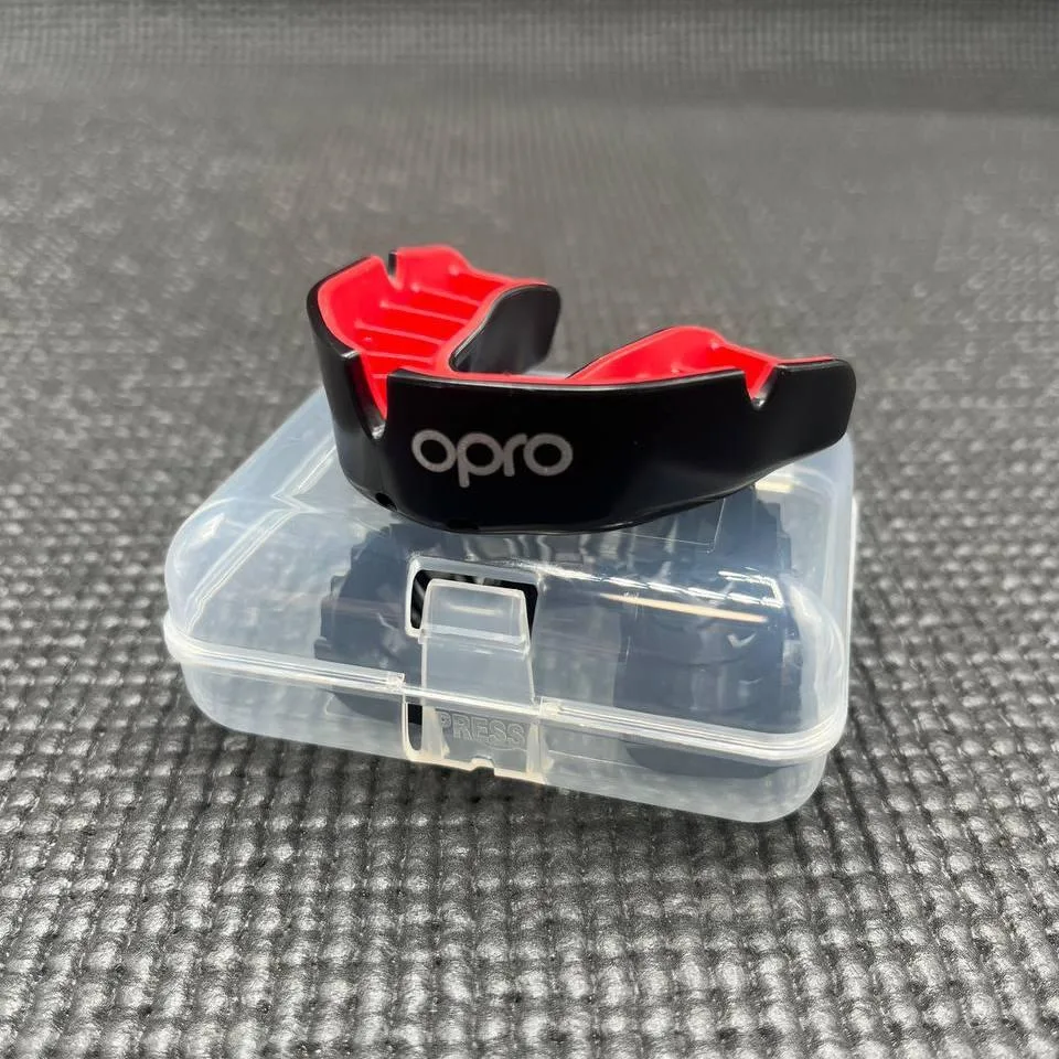 Капа OPRO термопластик доросла чорна червона 11+