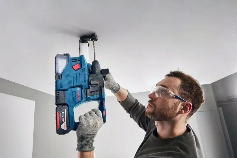 Перфоратор акумуляторний Bosch 18В 2х4А·год 2.3кг SDS-Plus