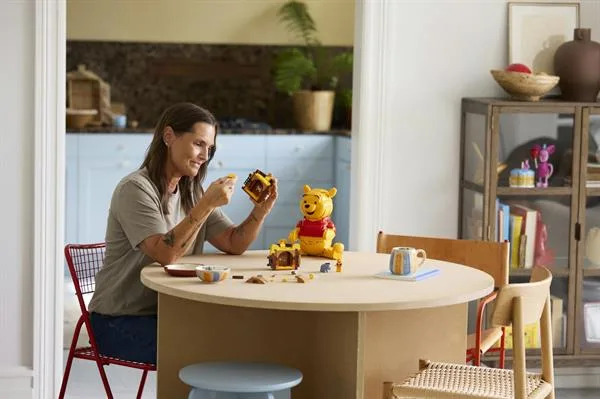 Конструктор LEGO Disney Вінні-Пух 1399 деталей для дорослих 35,4х11,8х37,8 см