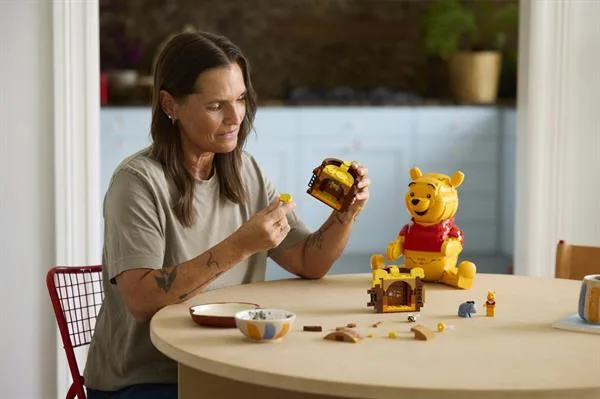 Конструктор LEGO Disney Вінні-Пух 1399 деталей для дорослих 35,4х11,8х37,8 см