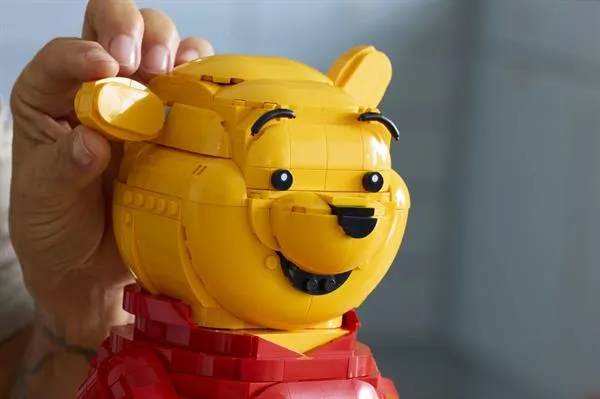 Конструктор LEGO Disney Вінні-Пух 1399 деталей для дорослих 35,4х11,8х37,8 см