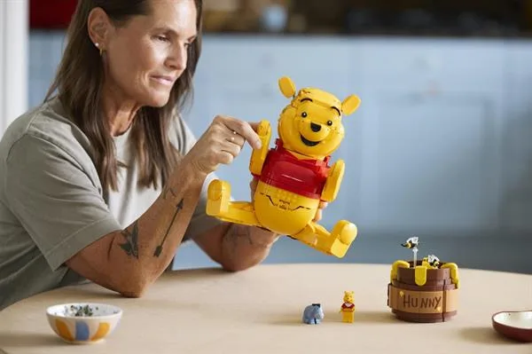 Конструктор LEGO Disney Вінні-Пух 1399 деталей для дорослих 35,4х11,8х37,8 см
