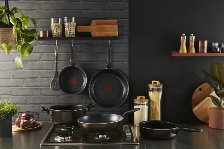 Сковорода Tefal XL Intense 26 см, алюмінієва, чорного кольору.