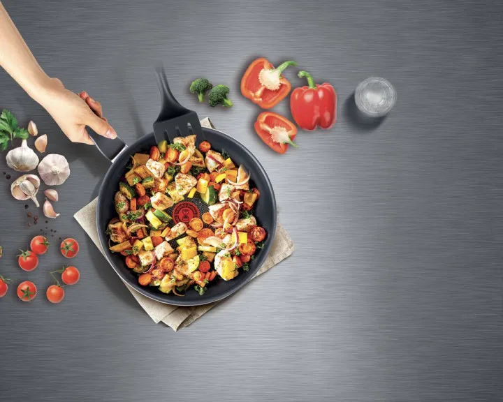 Сковорода Tefal XL Intense 26 см, алюмінієва, чорного кольору.
