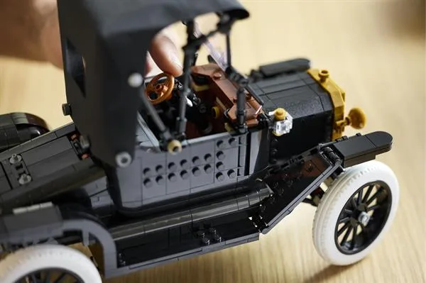 LEGO Icons Конструктор 1060 деталей чорний
