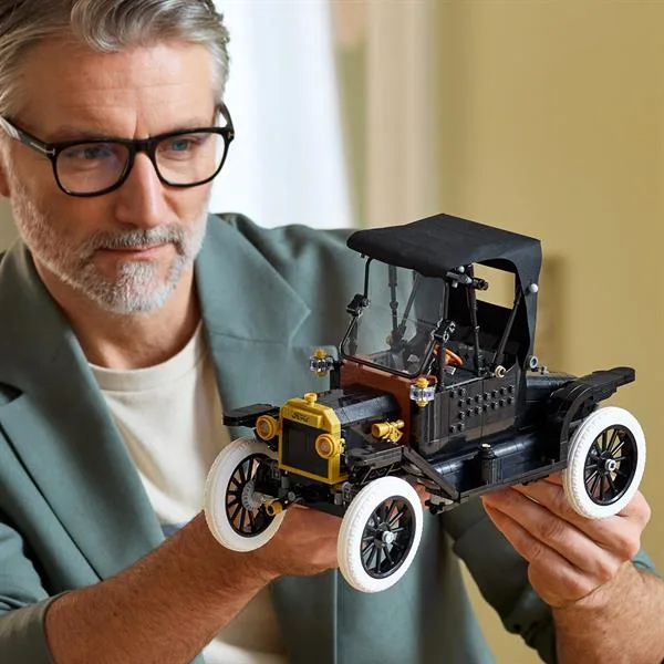 LEGO Icons Конструктор 1060 деталей чорний