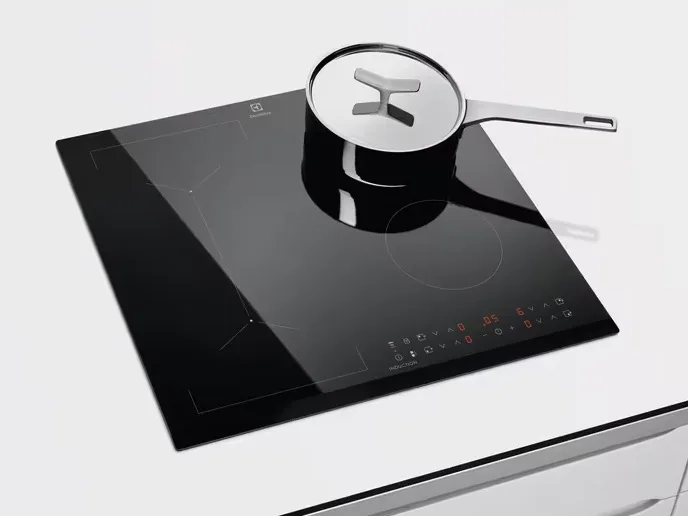 Індукційна варильна панель Electrolux, 60 см, з розширеною зоною та функцією Hob2Hood, чорного кольору.