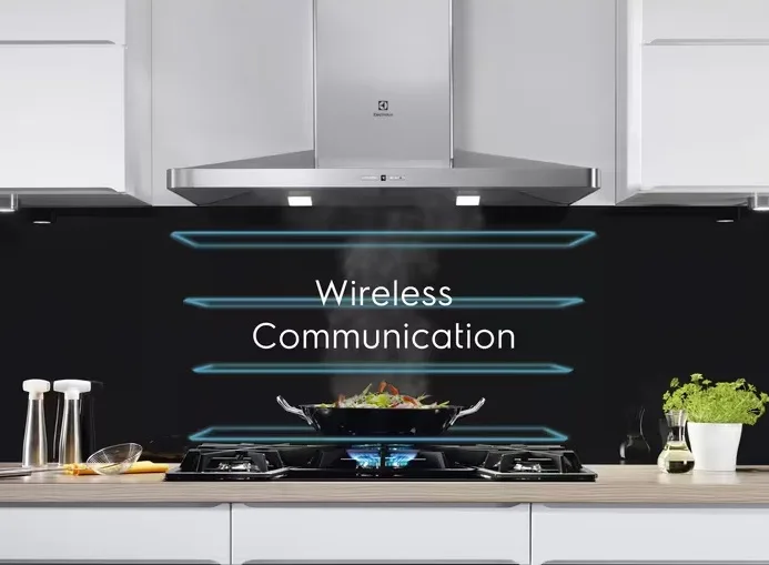 Індукційна варильна панель Electrolux, 60 см, з розширеною зоною та функцією Hob2Hood, чорного кольору.