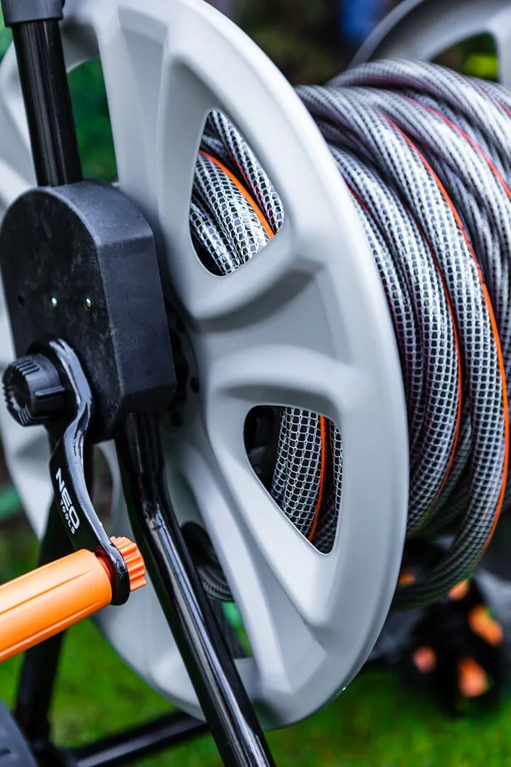 Садовий шланг Neo Tools Professional, 1/2", 50м, 6 шарів, витримує тиск до 30 бар, температурний діапазон -25...+60°C.
