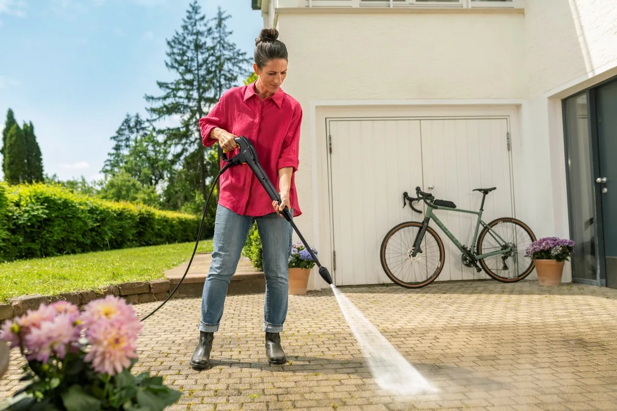 Високотехнологічна мінімийка Karcher K 5 Classic, потужність 2100Вт, робочий тиск 20-145 бар, витрата води 500л/год, шланг 8м, ваг