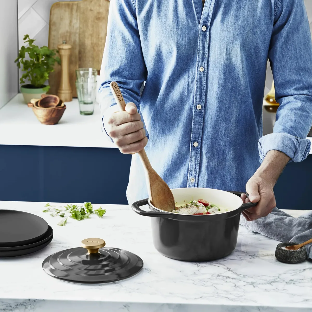 Каструля Tefal Air з кришкою, об'ємом 3.1 л, виготовлена з алюмінію, чорного кольору.
