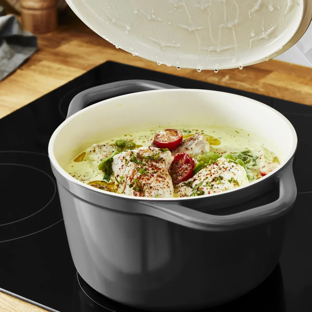 Каструля Tefal Air з кришкою, об'ємом 3.1 л, виготовлена з алюмінію, чорного кольору.