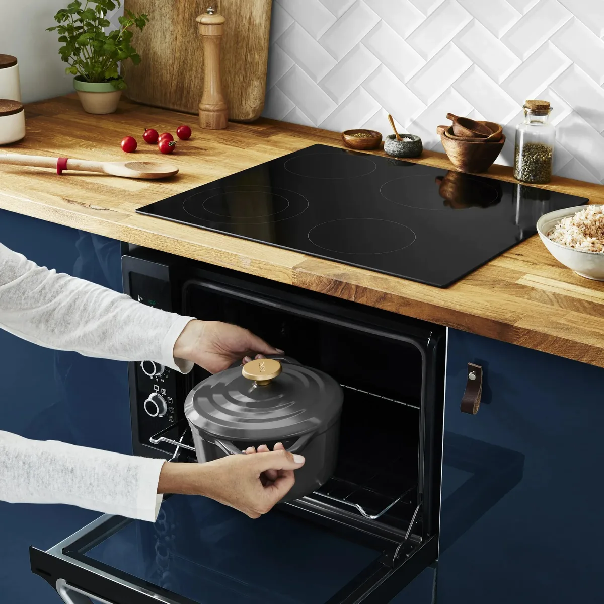 Каструля Tefal Air з кришкою, об'ємом 3.1 л, виготовлена з алюмінію, чорного кольору.
