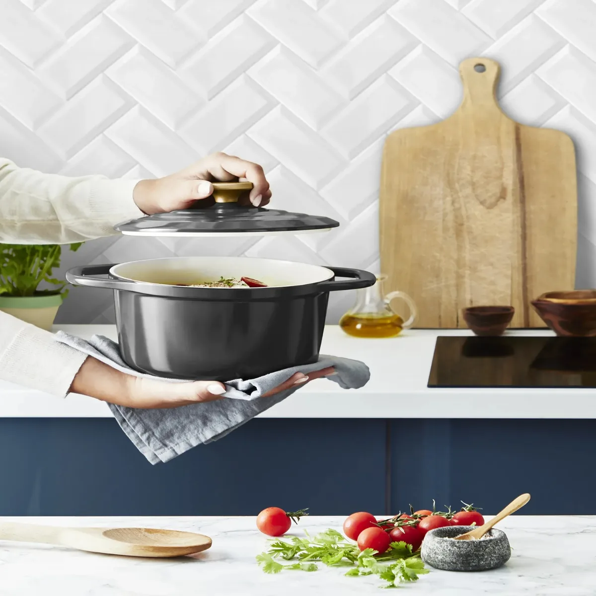 Каструля Tefal Air з кришкою, об'ємом 3.1 л, виготовлена з алюмінію, чорного кольору.