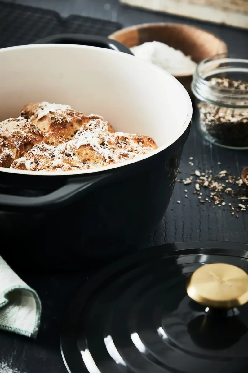 Каструля Tefal Air з кришкою, об'ємом 3.1 л, виготовлена з алюмінію, чорного кольору.