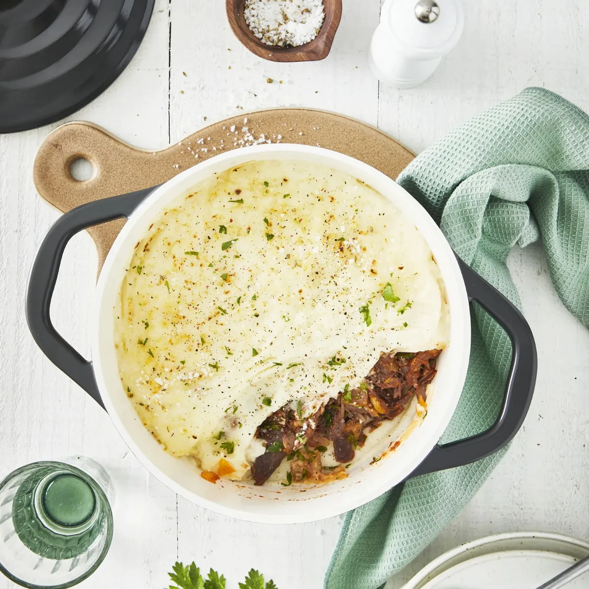 Каструля Tefal Air з кришкою, об'ємом 3.1 л, виготовлена з алюмінію, чорного кольору.