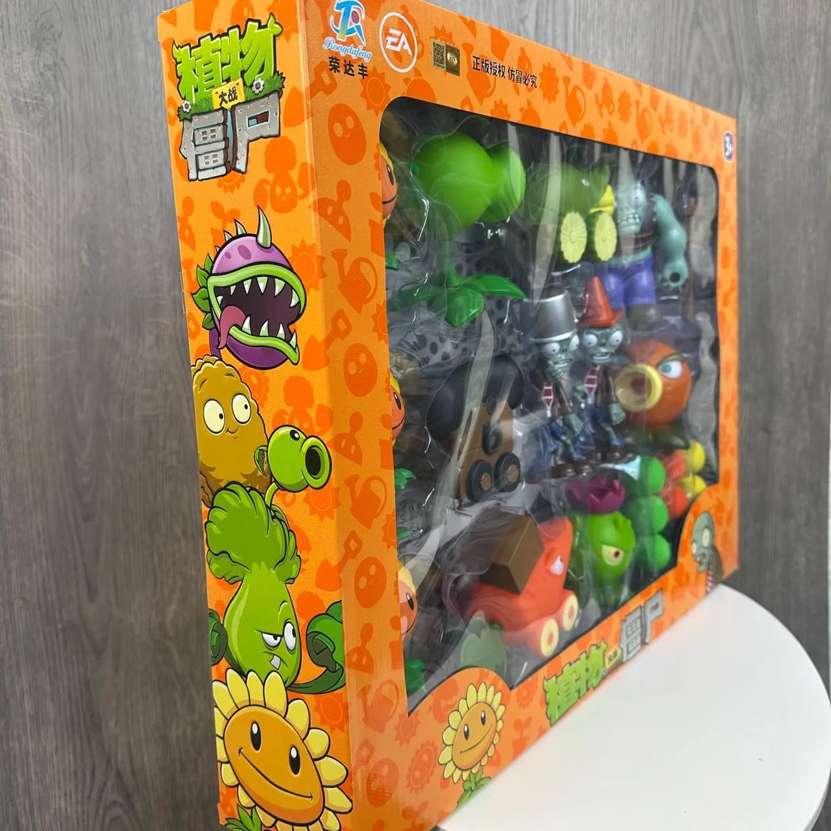 Игровой набор фигурок Большой Зомби 49х39х9 см пластик латекс разные цвета