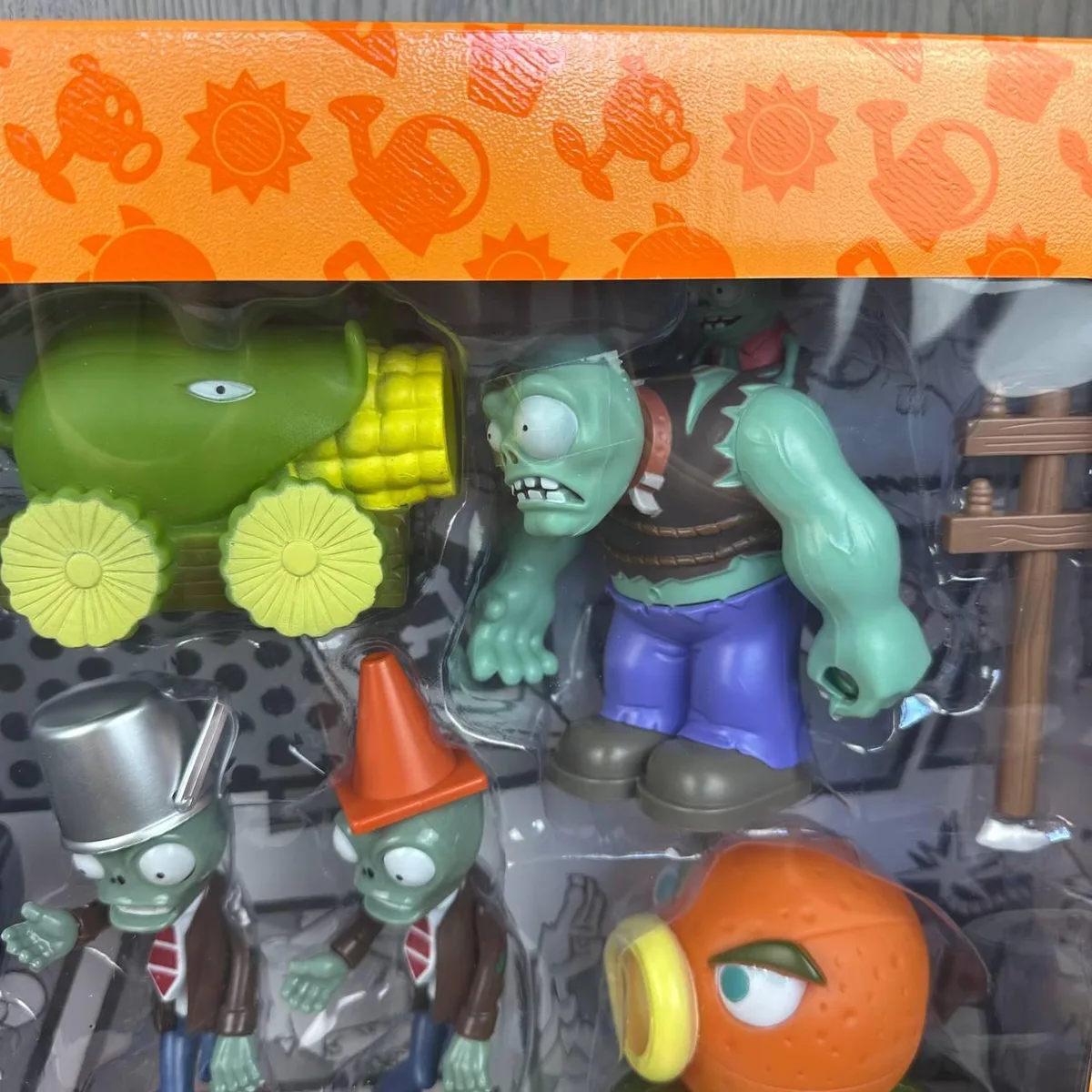 Игровой набор фигурок Большой Зомби 49х39х9 см пластик латекс разные цвета
