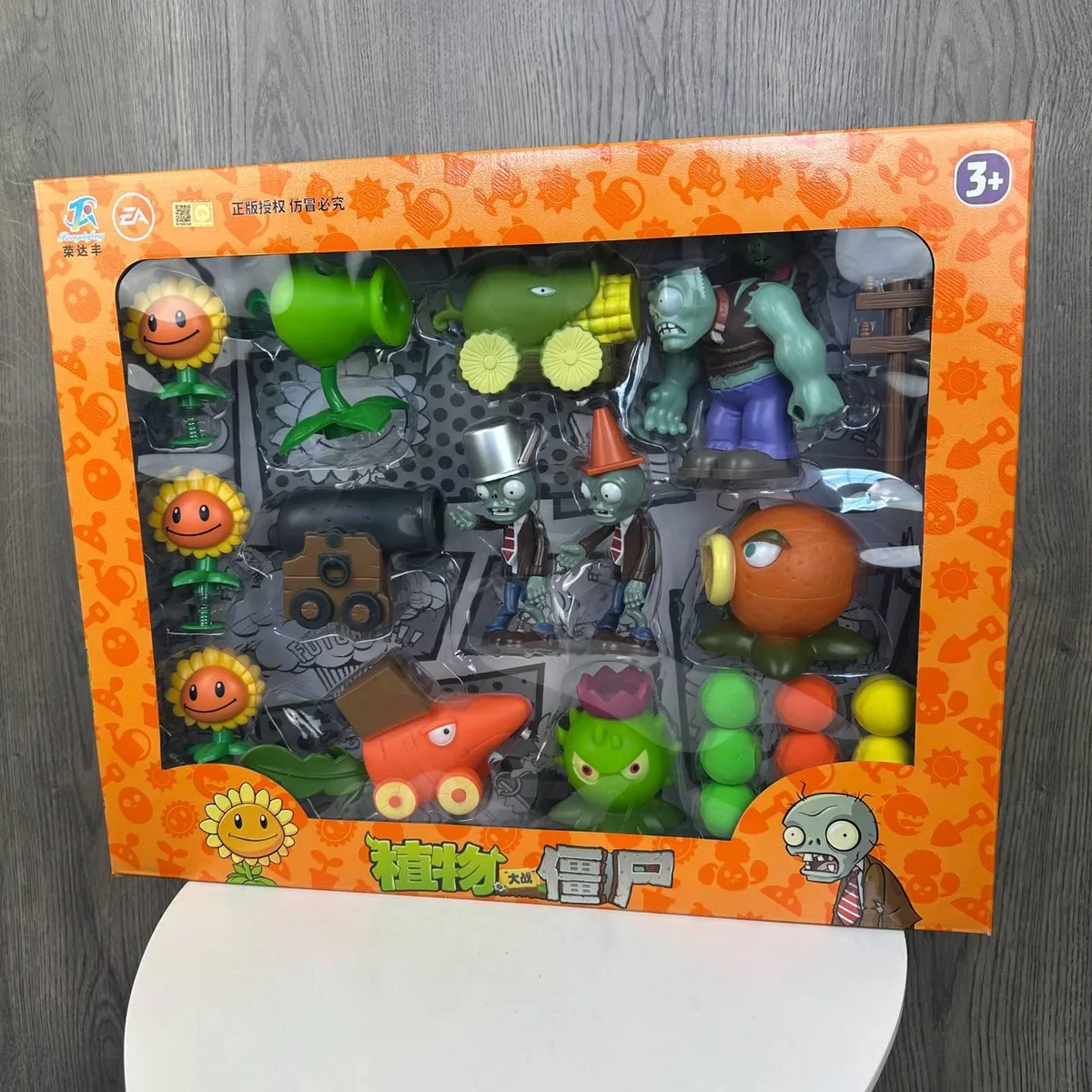 Игровой набор фигурок Большой Зомби 49х39х9 см пластик латекс разные цвета