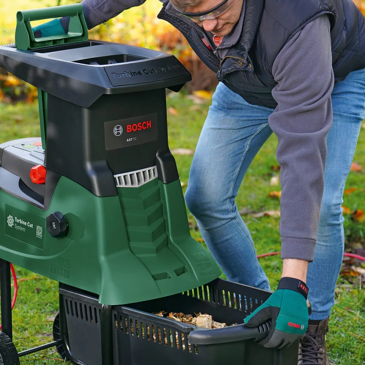 Садовий подрібнювач Bosch AXT 25 TC, потужність 2500 Вт, 40 об/хв, максимальний діаметр гілок 45 мм, об'єм контейнера 53 л, вага 3