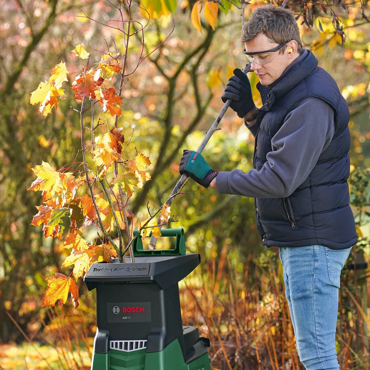Садовий подрібнювач Bosch AXT 25 TC, потужність 2500 Вт, 40 об/хв, максимальний діаметр гілок 45 мм, об'єм контейнера 53 л, вага 3
