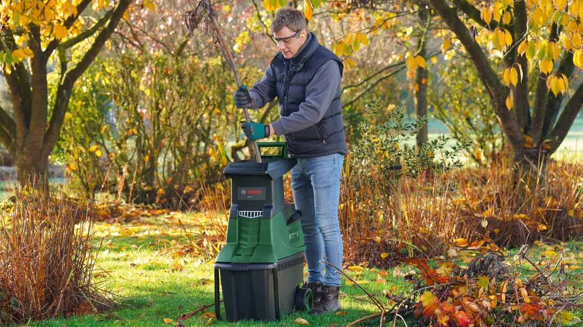Садовий подрібнювач Bosch AXT 25 TC, потужність 2500 Вт, 40 об/хв, максимальний діаметр гілок 45 мм, об'єм контейнера 53 л, вага 3