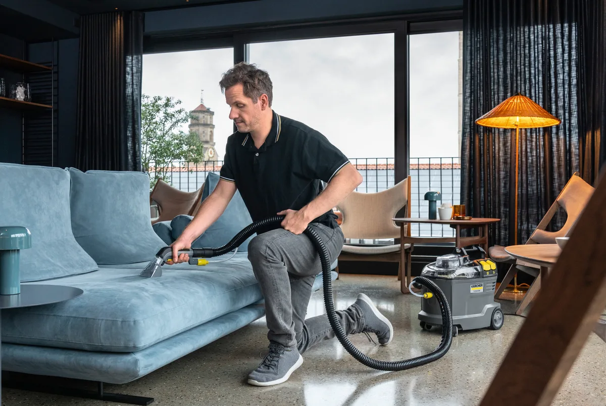 Професійний миючий пилосос Karcher Puzzi 8/1, 1200 Вт, 270 мБар, з контейнером 8/7 л, вага 8.6 кг.