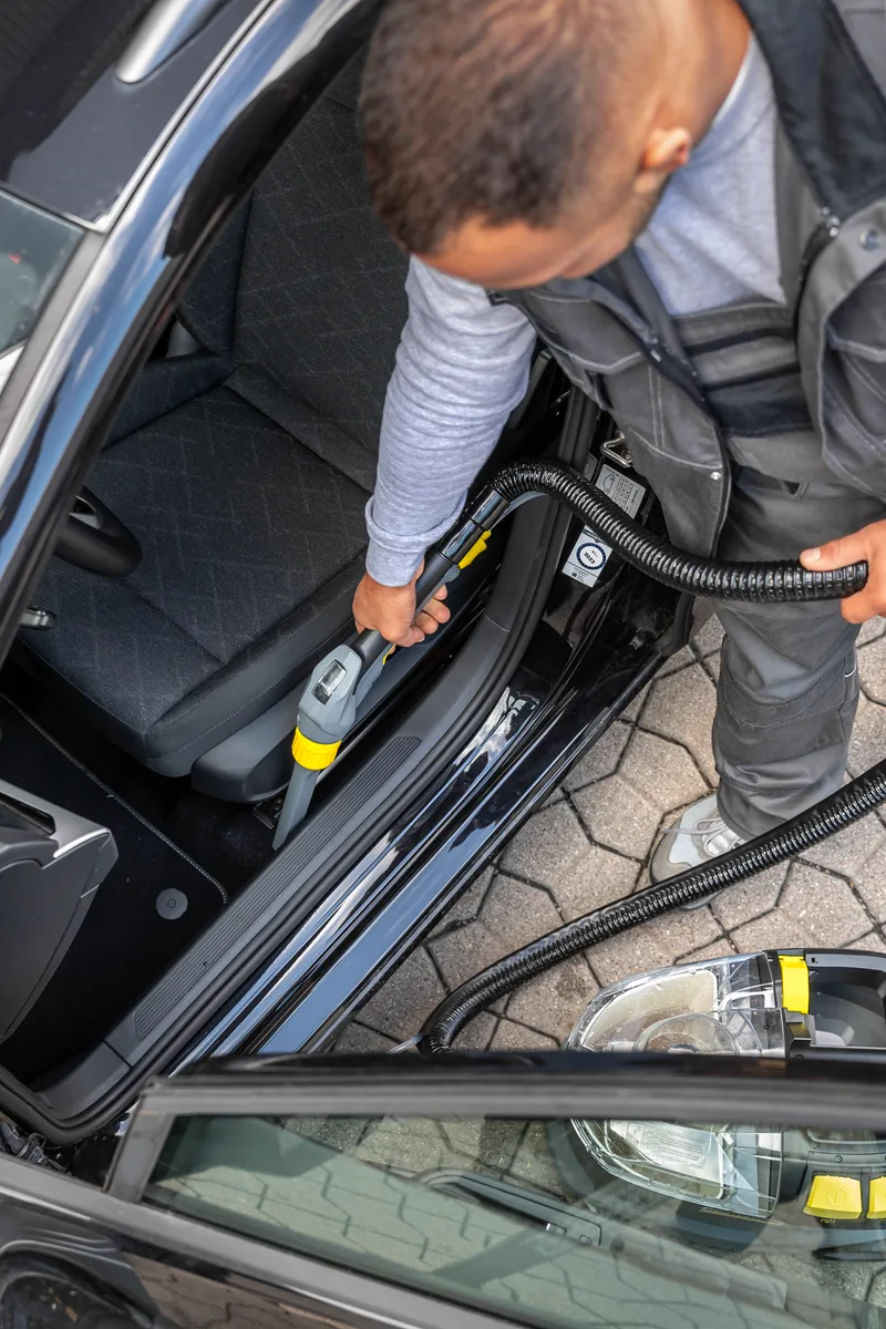 Професійний миючий пилосос Karcher Puzzi 8/1, 1200 Вт, 270 мБар, з контейнером 8/7 л, вага 8.6 кг.